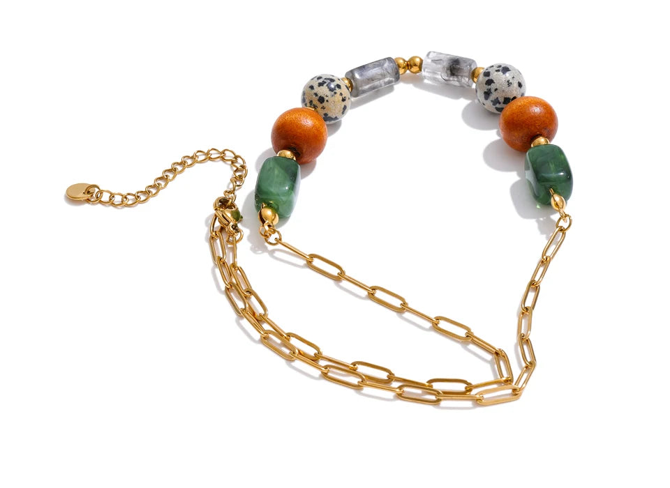 Resin natural stone beaded necklace in gold-plated stainless steel with natural stone and resin.