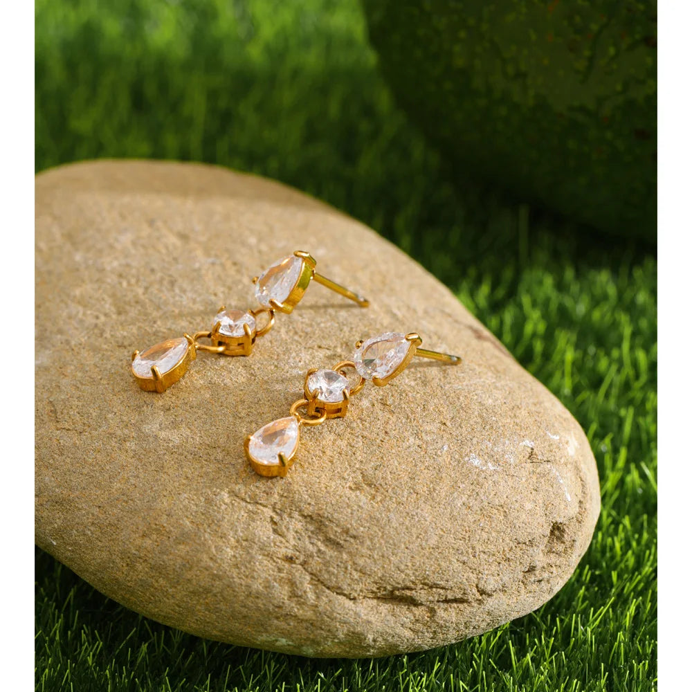 Cubic zirconia minimalist geometric earrings in gold-plated stainless steel with cubic zirconia.