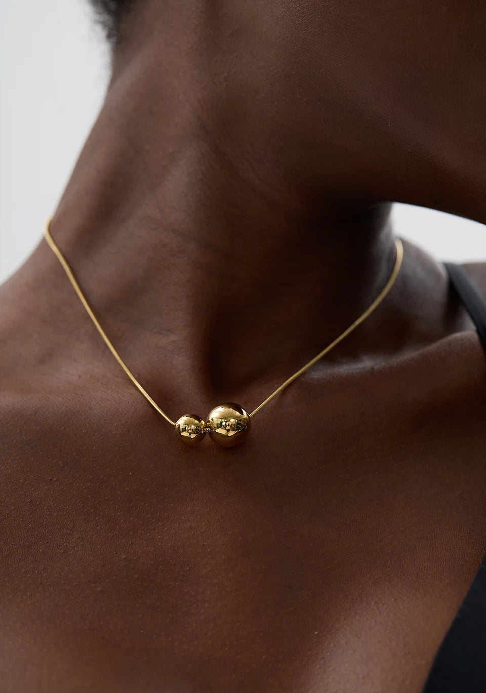 Beaded geometric necklace in gold-plated stainless steel.