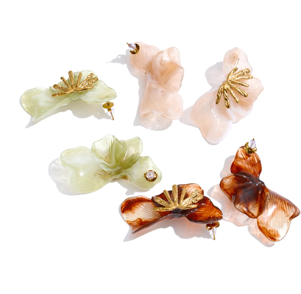 Resin acrylic flower earrings in gold-plated stainless steel with resin and acrylic.