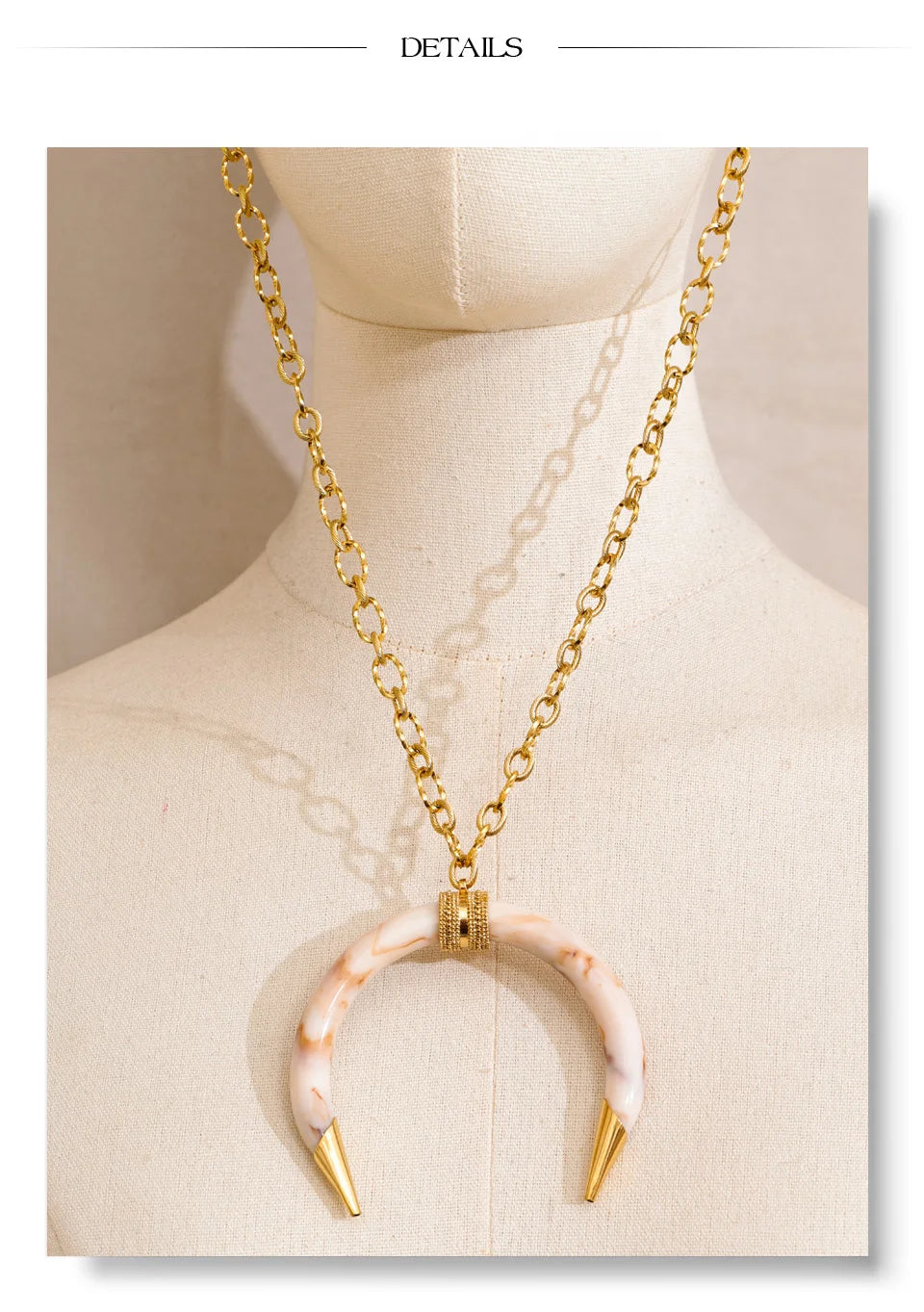 Resin geometric necklace in gold-plated stainless steel with resin.