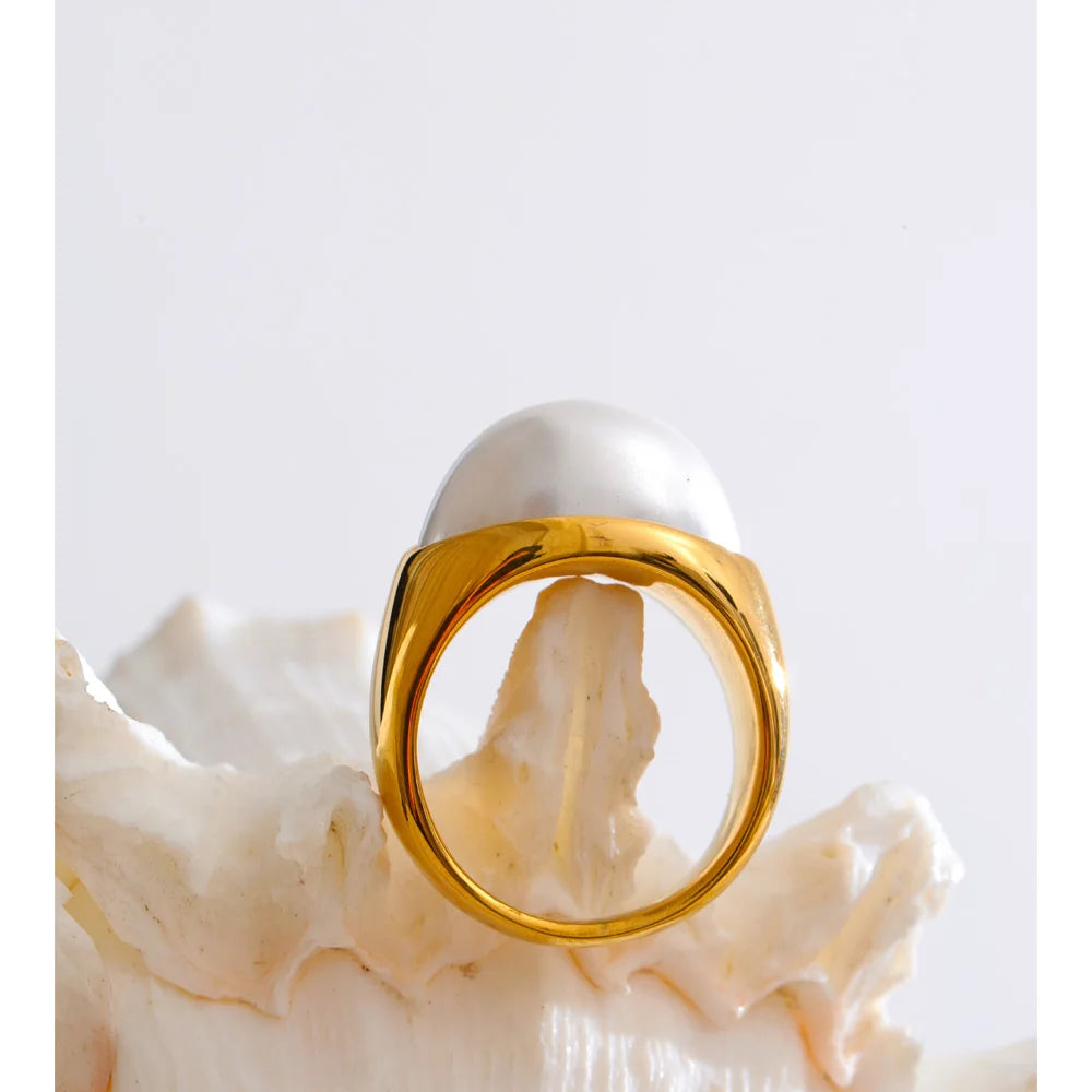 Pearl geometric ring in gold-plated stainless steel with pearl.