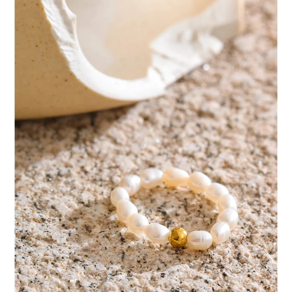 Freshwater pearl geometric ring in 18K gold-plated stainless steel with freshwater pearl.