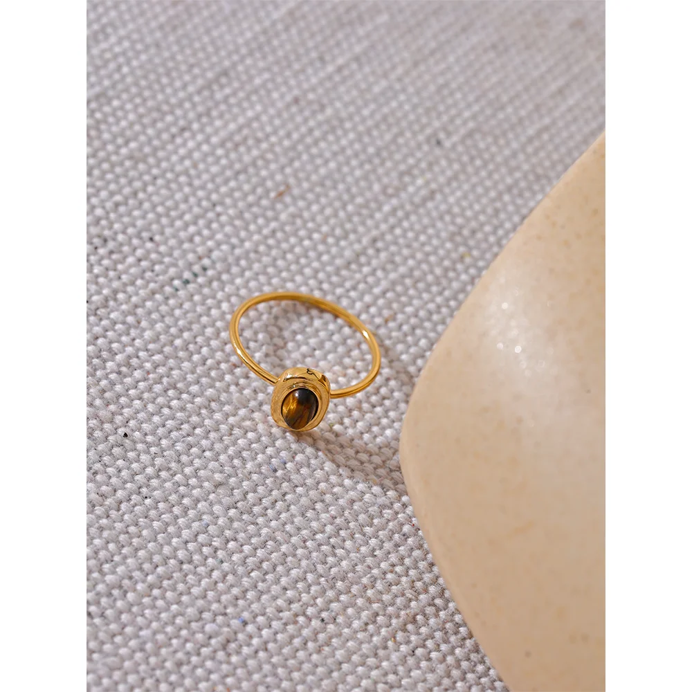 Natural stone geometric ring in 18K gold-plated stainless steel with natural stone.