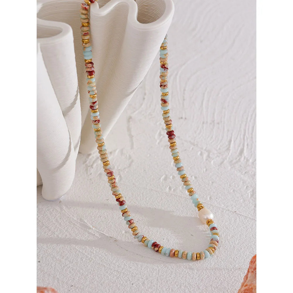 Freshwater pearl natural stone geometric necklace in gold-plated stainless steel with freshwater pearl and natural stone.