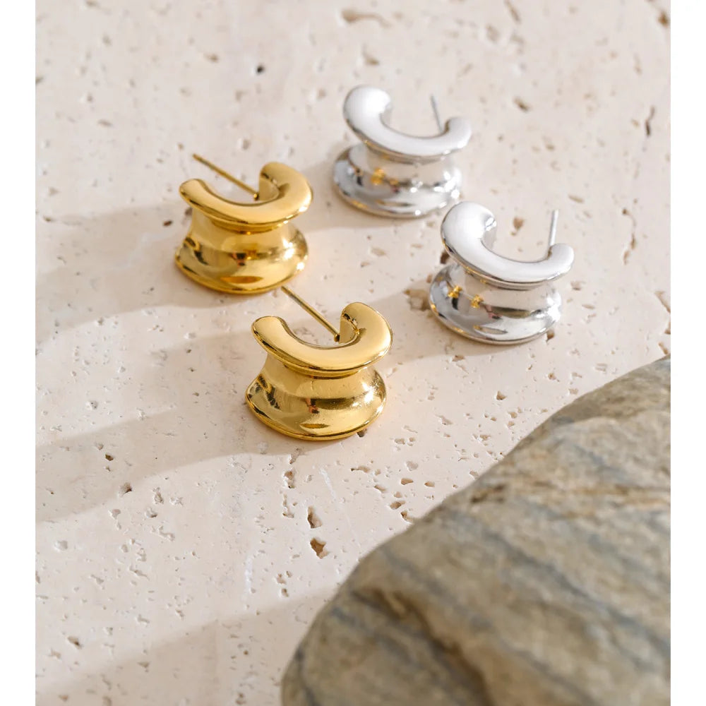 Geometric earrings in gold-plated stainless steel.