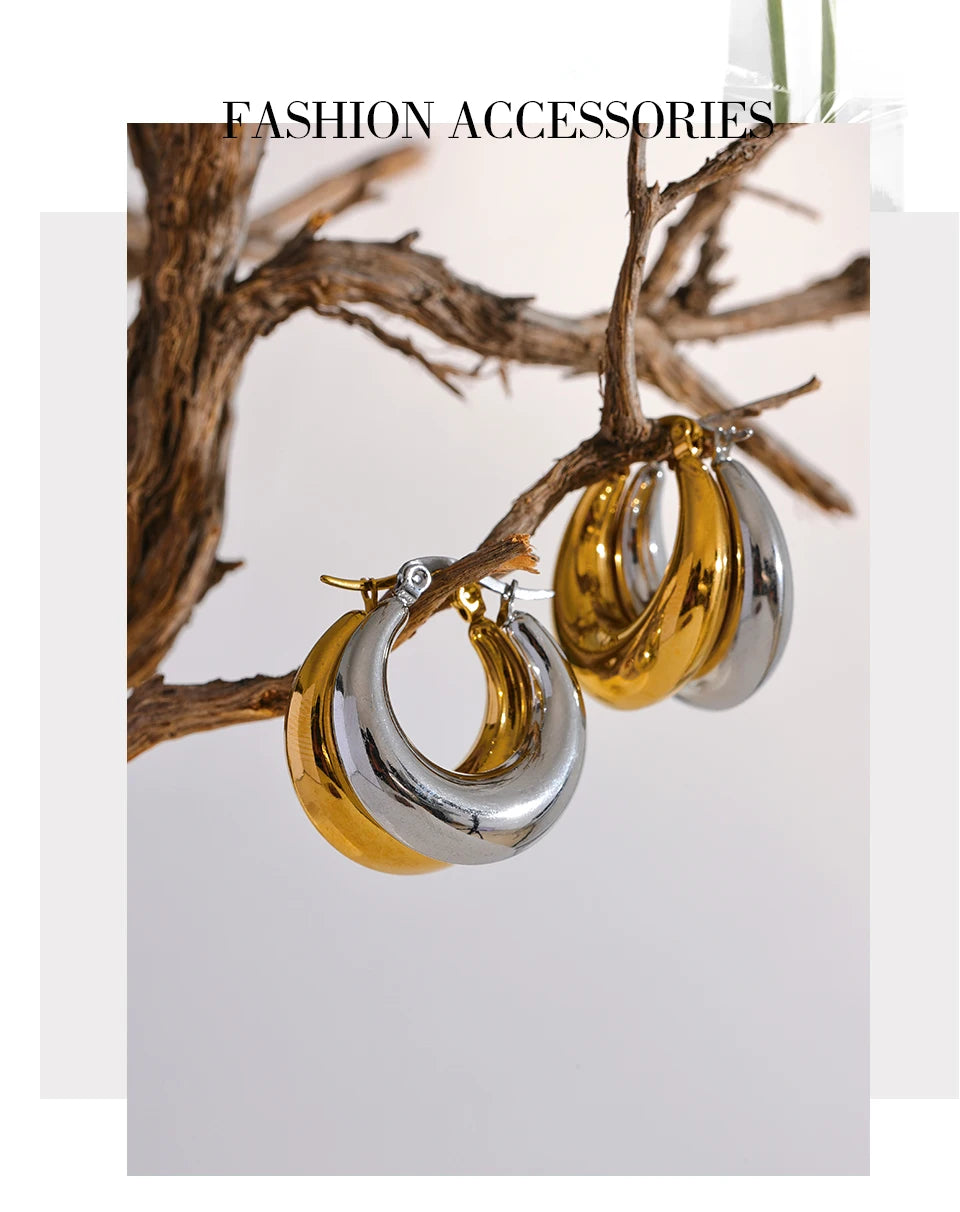 Hammered geometric earrings in 18K gold-plated stainless steel.
