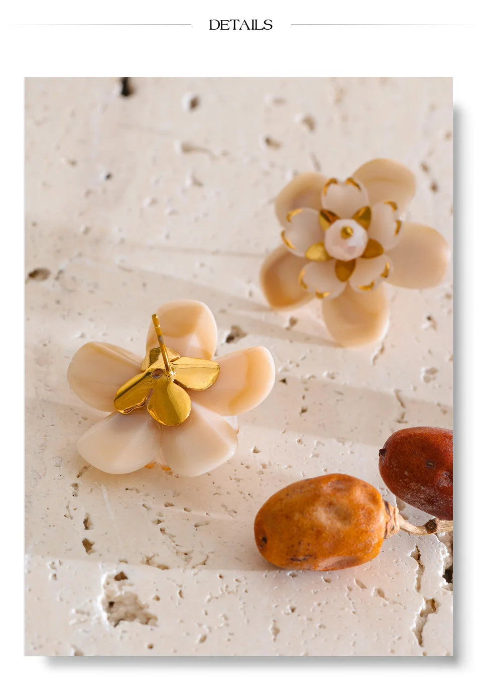 Resin flower earrings in gold-plated stainless steel with resin.