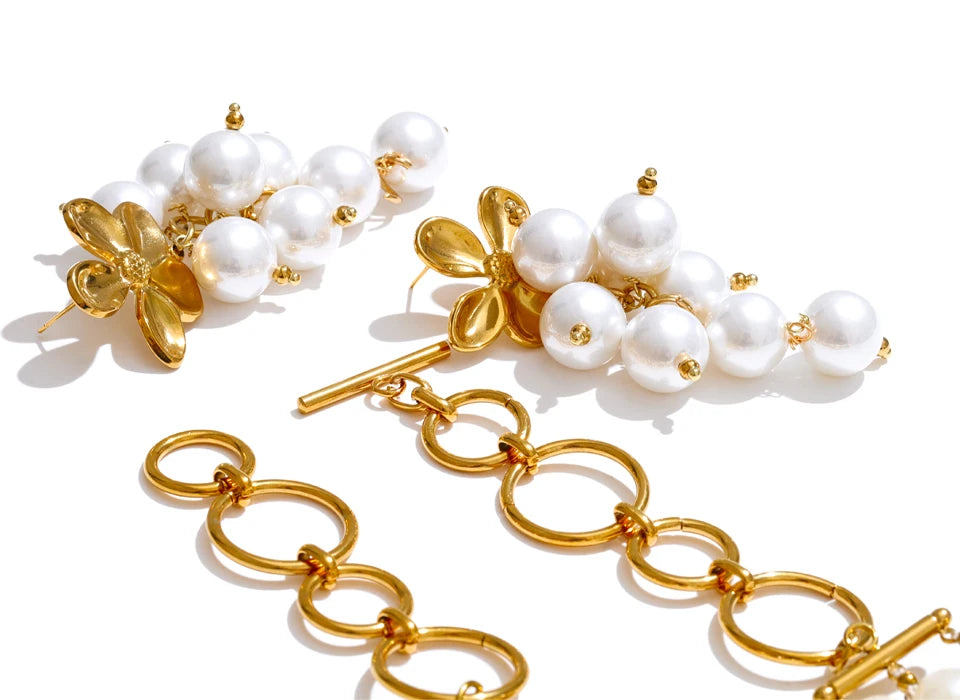 Pearl beaded geometric earrings in gold-plated stainless steel with pearl.