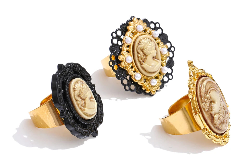 Pearl resin geometric ring in 18K gold-plated stainless steel with pearl and resin.