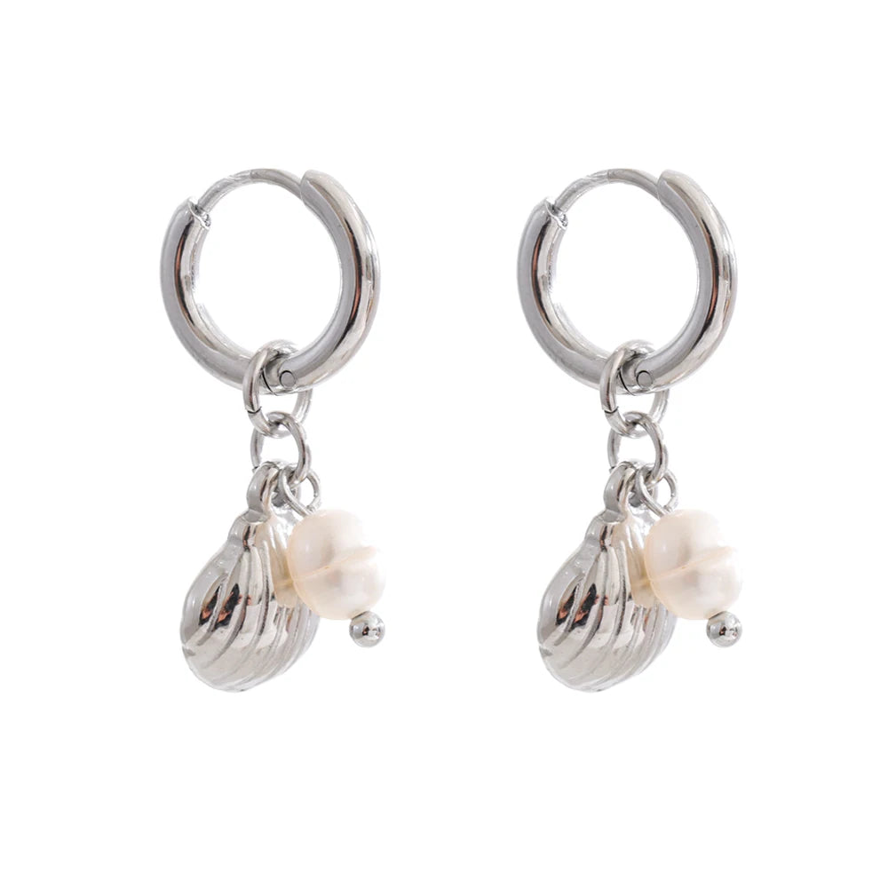 Freshwater pearl shell geometric earrings in gold-plated stainless steel with freshwater pearl and shell.