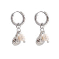 Freshwater pearl shell geometric earrings in gold-plated stainless steel with freshwater pearl and shell.