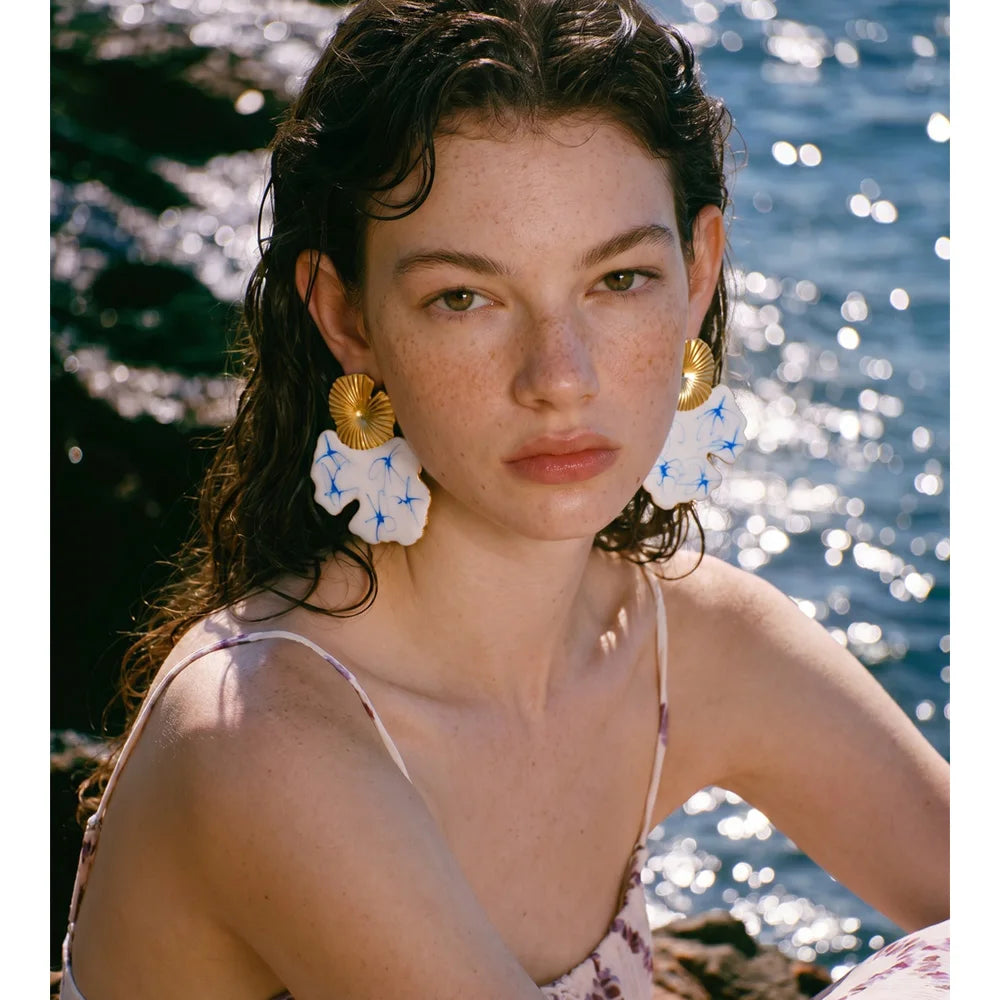 White enamel flower earrings in gold-plated stainless steel with enamel.