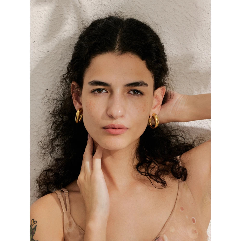 Minimalist geometric earrings in gold-plated stainless steel.
