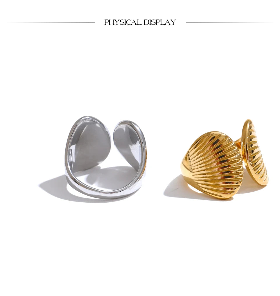 Shell geometric ring in gold-plated stainless steel with shell.