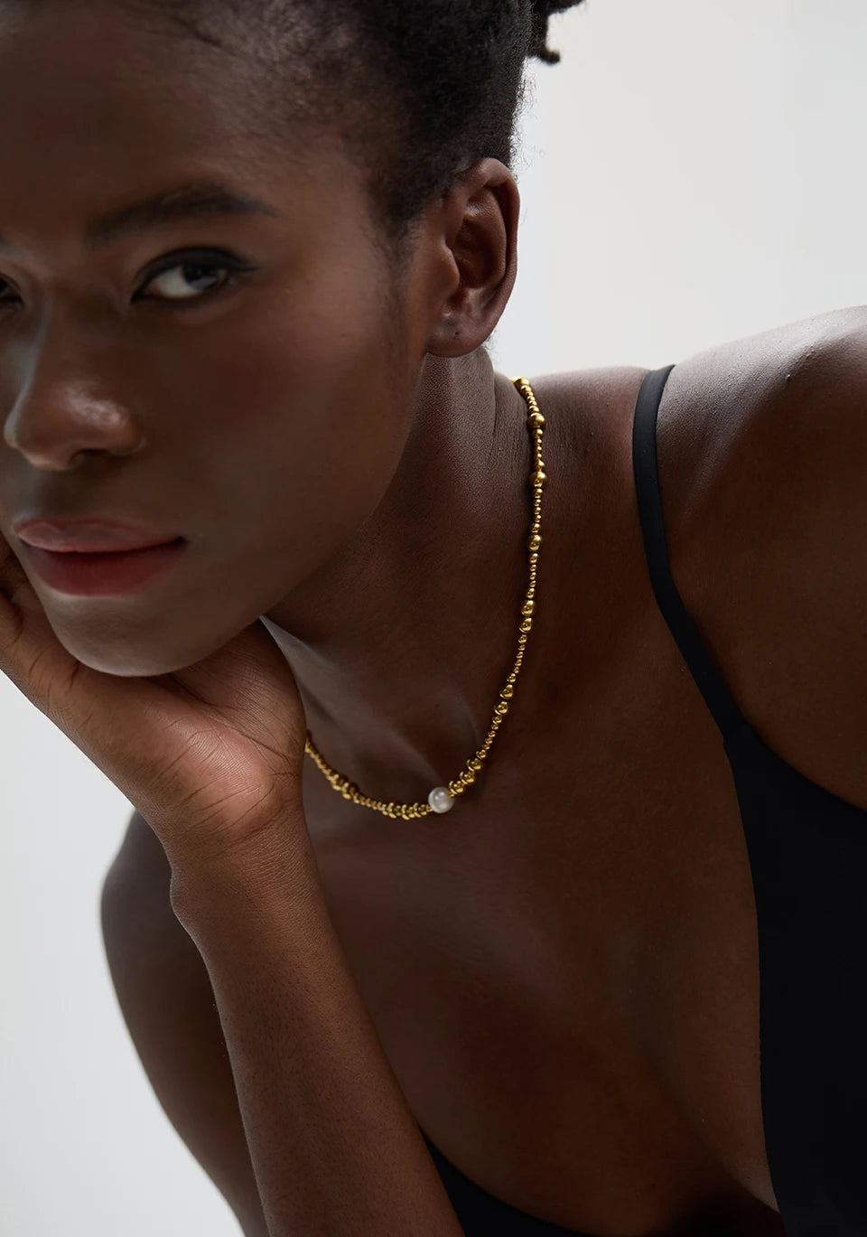 Freshwater pearl geometric necklace in 18K gold-plated stainless steel with freshwater pearl.