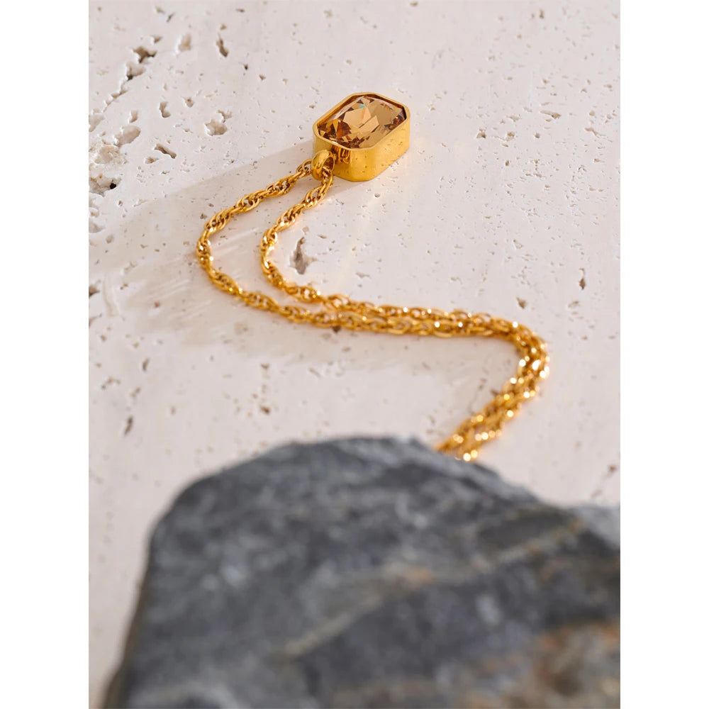 Cubic zirconia geometric necklace in gold-plated stainless steel with cubic zirconia.