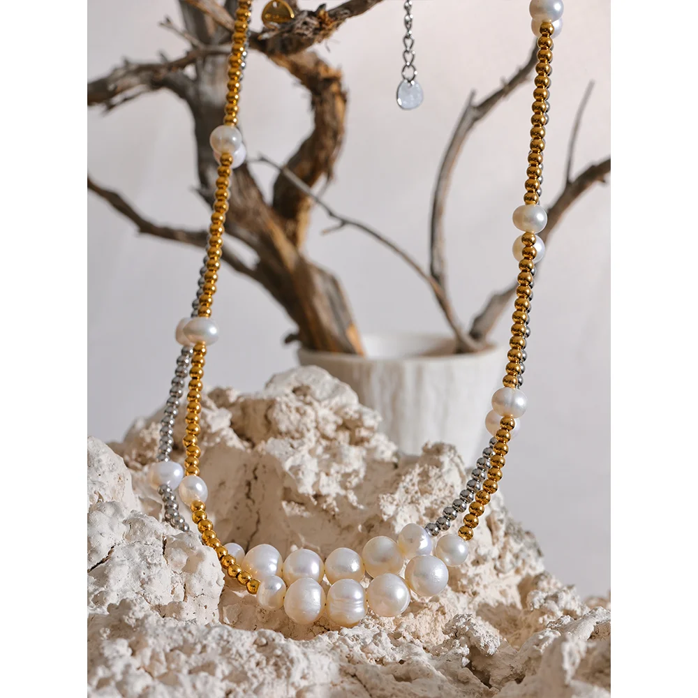 Freshwater pearl geometric necklace in gold-plated stainless steel with freshwater pearl.