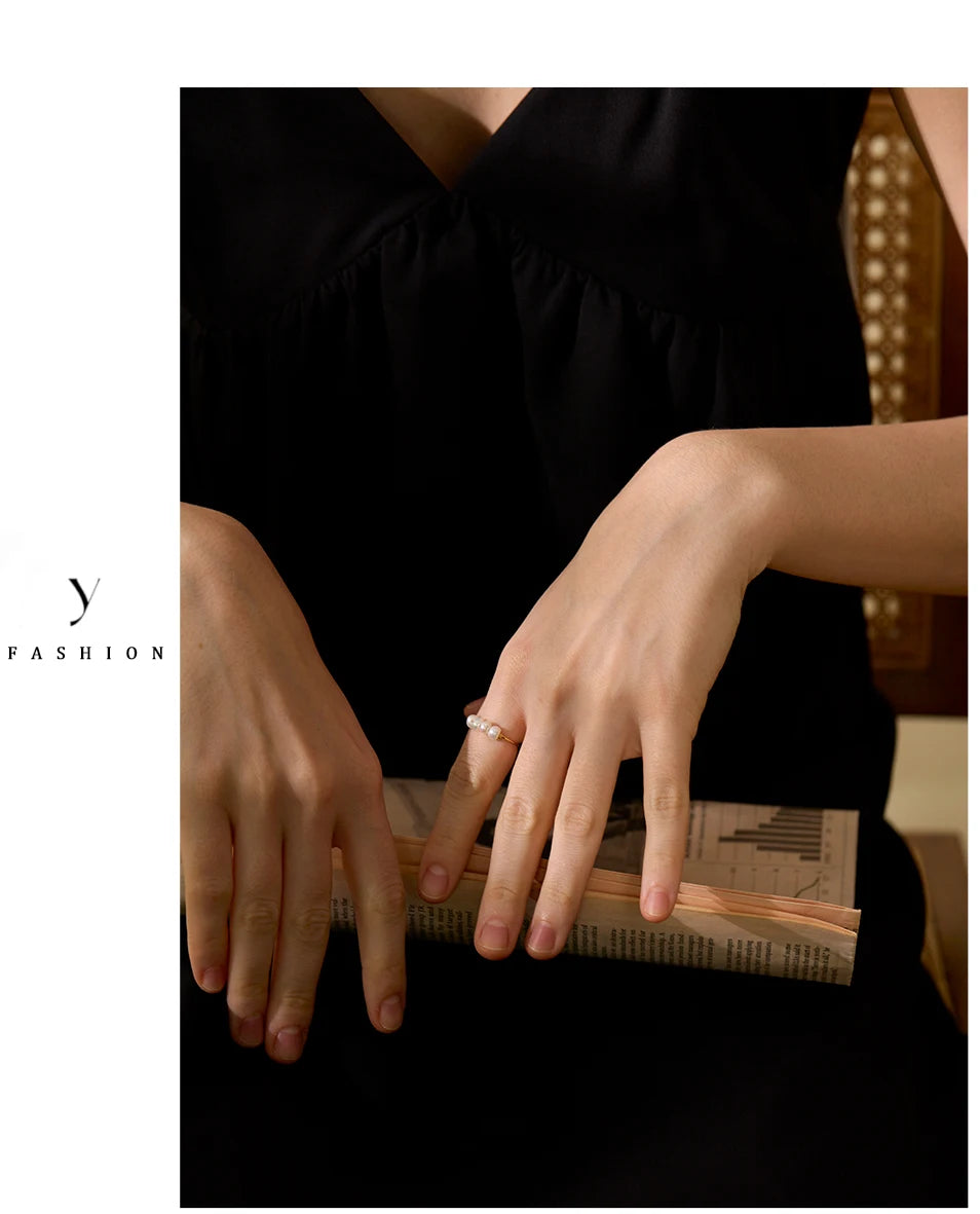 Freshwater pearl geometric ring in 18K gold-plated stainless steel with freshwater pearl.