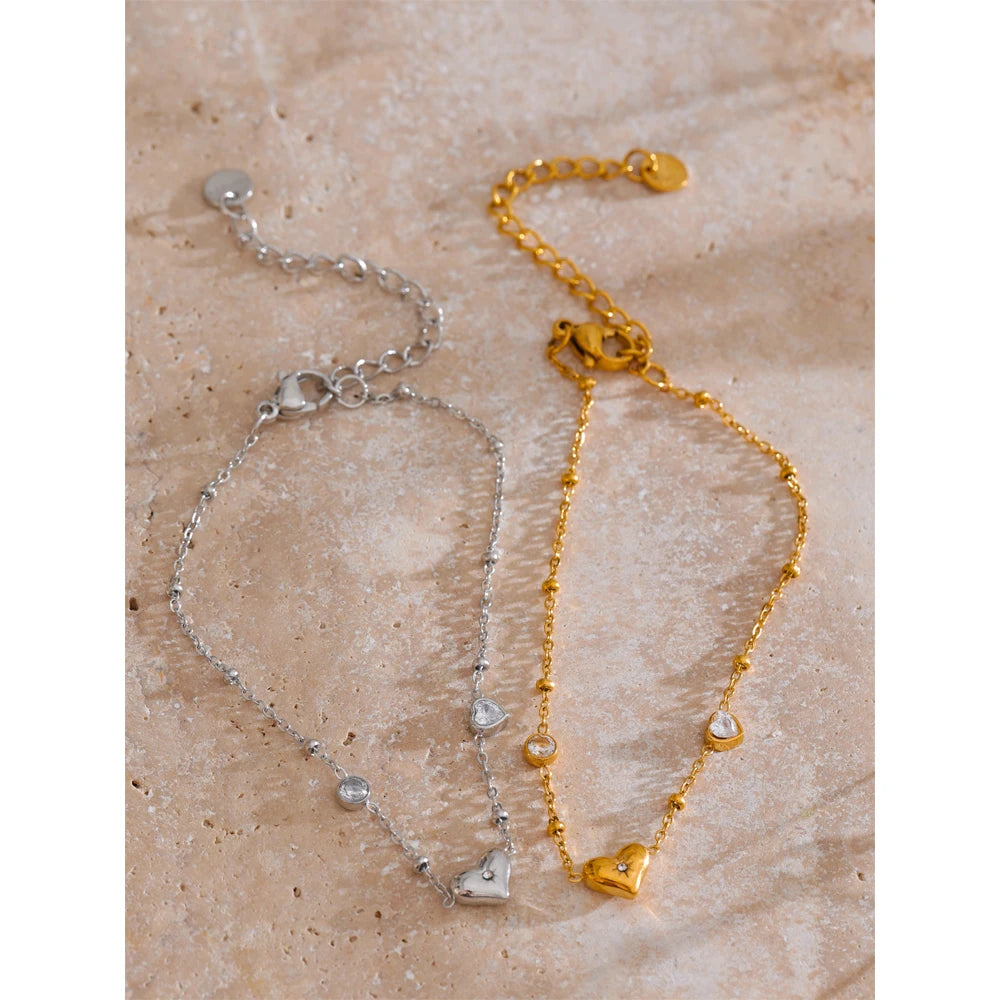 Cubic zirconia heart chain necklace in gold-plated stainless steel with cubic zirconia.