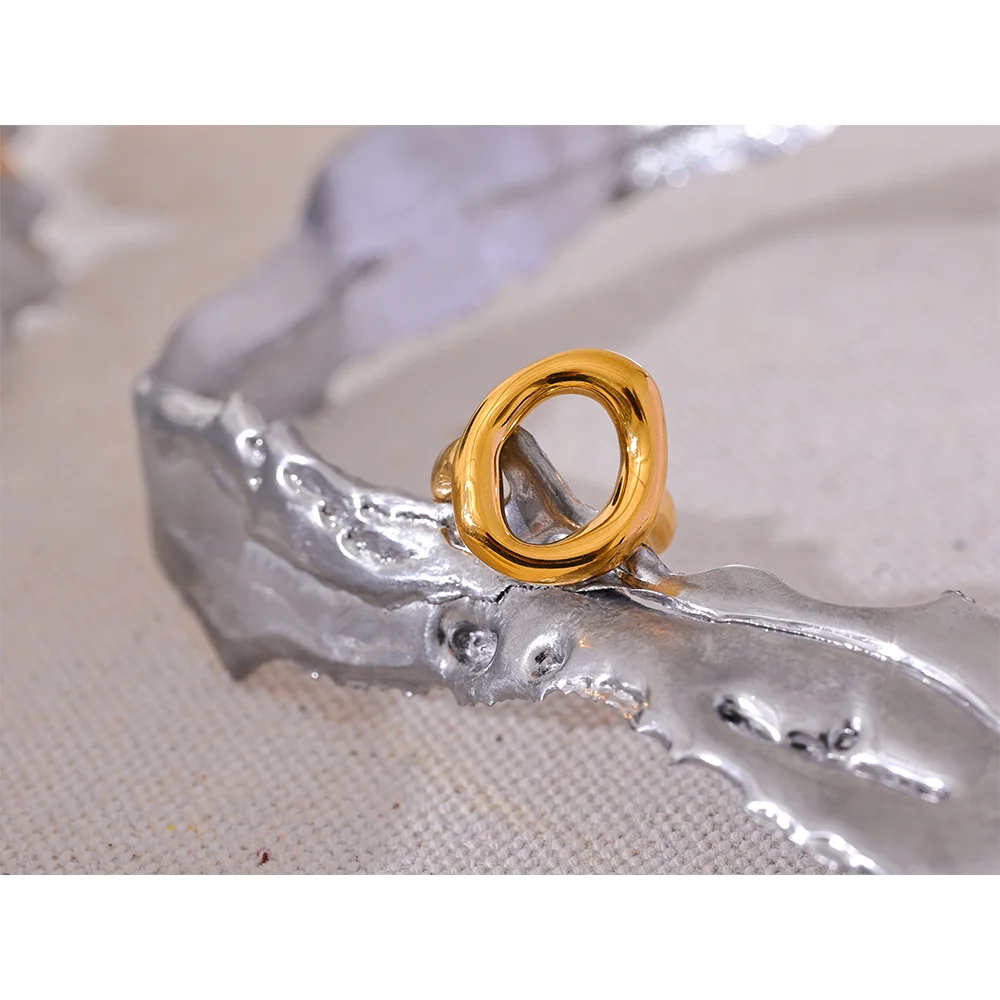 Minimalist geometric ring in 18K gold-plated stainless steel.