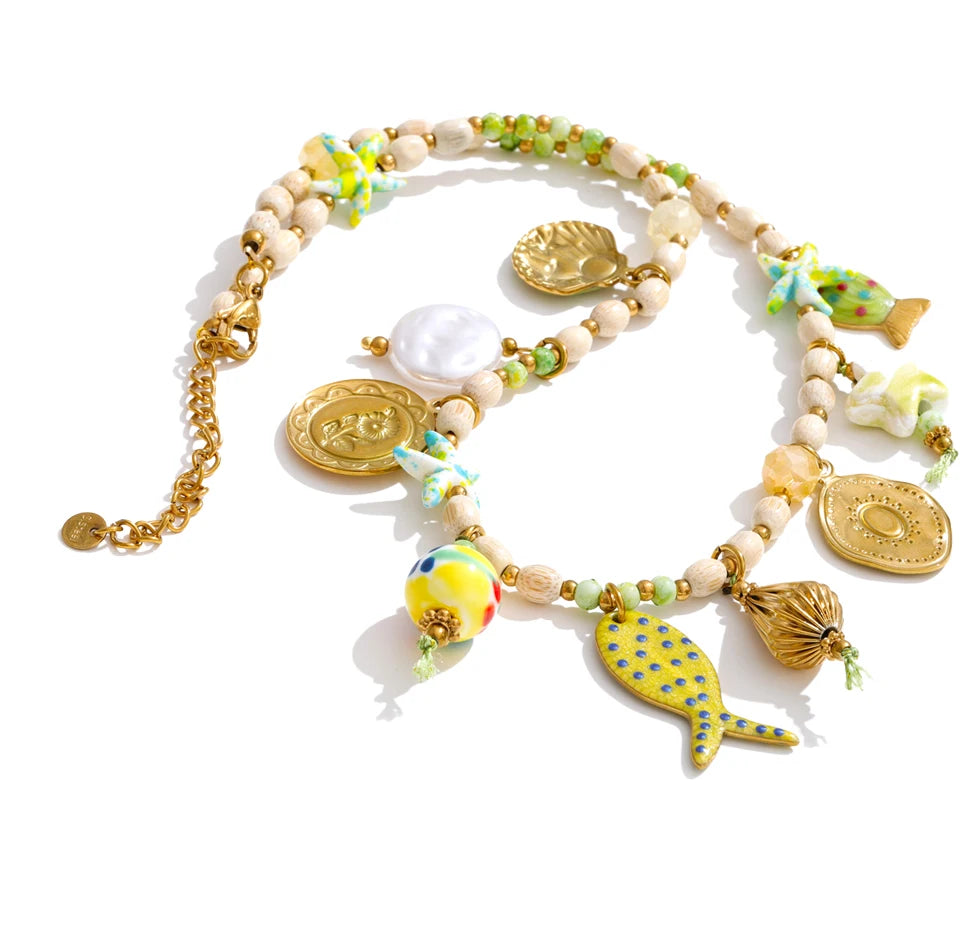 Resin star geometric necklace in gold-plated stainless steel with resin.