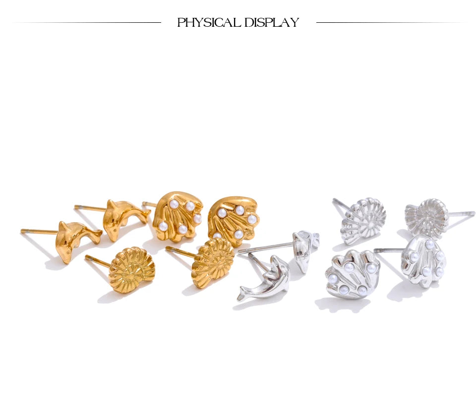 Pearl shell geometric earrings in gold-plated stainless steel with pearl and shell.