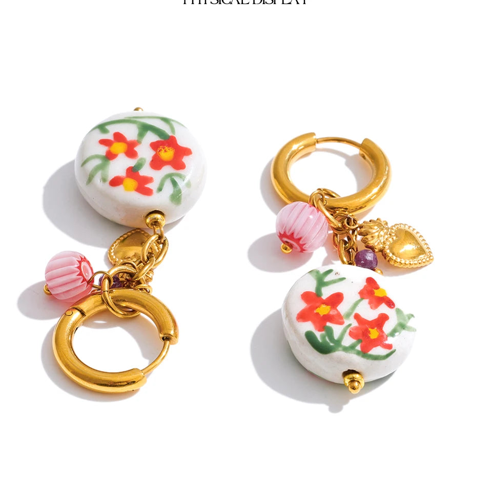 Flower geometric earrings in gold-plated stainless steel.