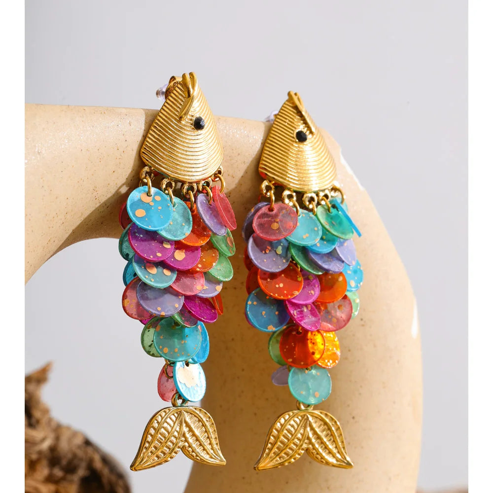 Resin multi-color geometric earrings in gold-plated stainless steel with resin.
