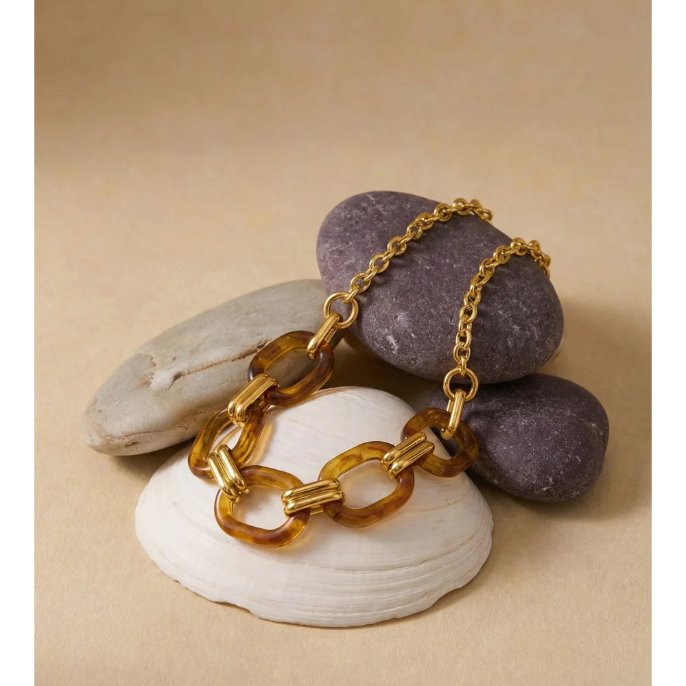 Resin geometric chain necklace in gold-plated stainless steel with resin.