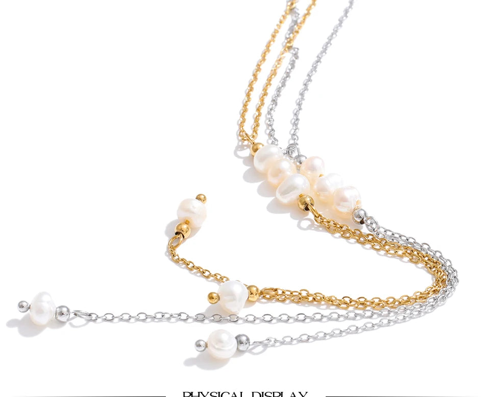 Freshwater pearl geometric chain necklace in gold-plated stainless steel with freshwater pearl.