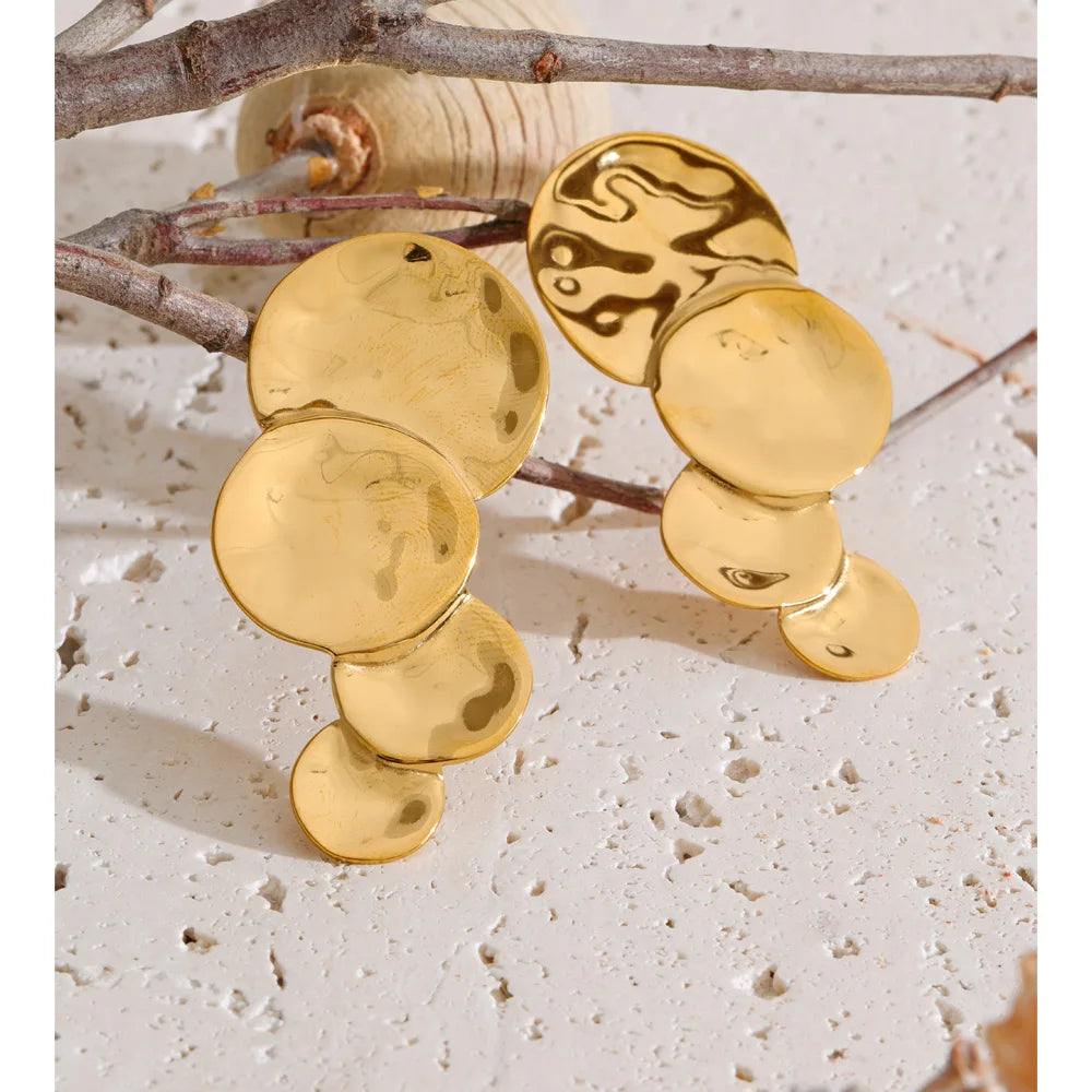 Geometric earrings in gold-plated stainless steel.