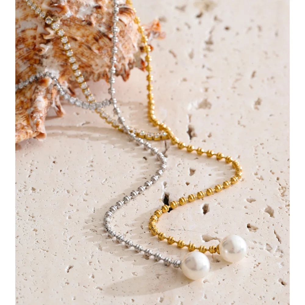 Cubic zirconia pearl geometric necklace in gold-plated stainless steel with pearl and cubic zirconia.