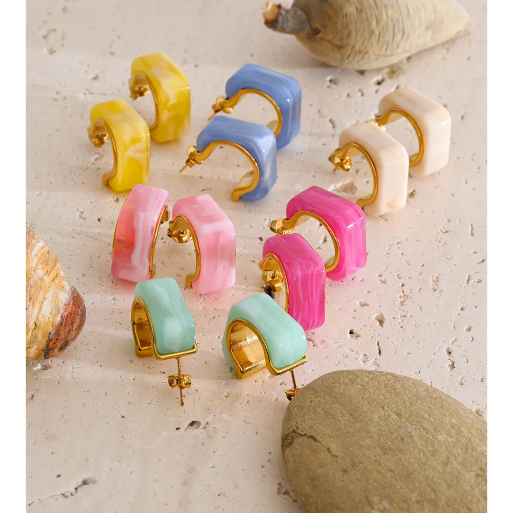 Resin acrylic geometric earrings in gold-plated stainless steel with resin and acrylic.