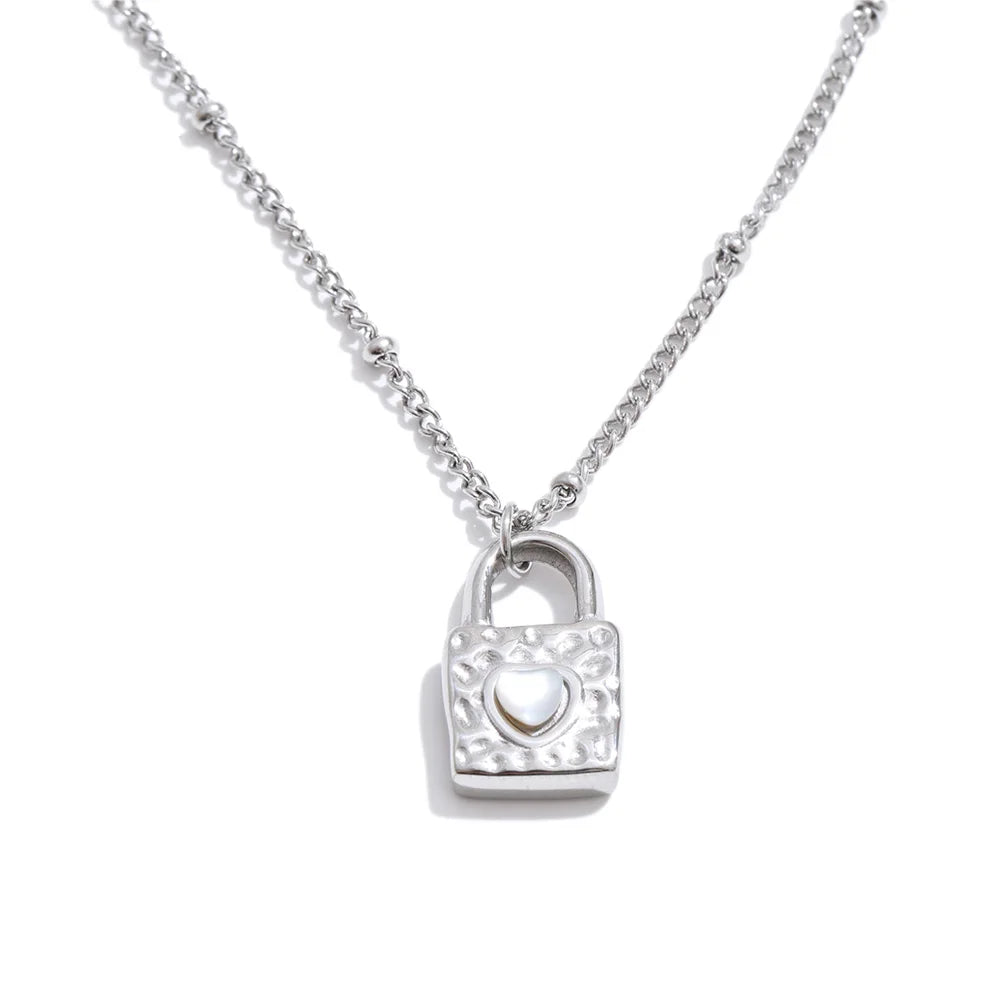Shell heart geometric necklace in gold-plated stainless steel with shell.