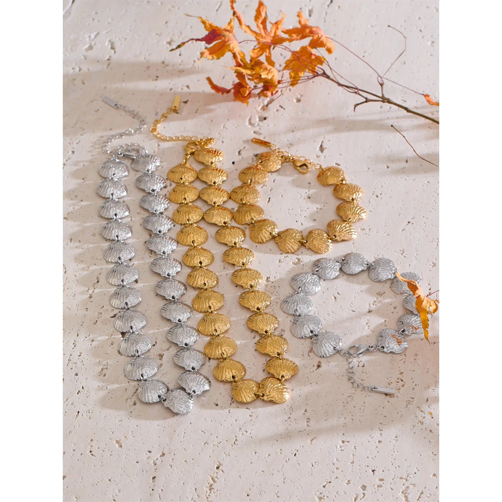 Shell hammered geometric necklace in gold-plated stainless steel with shell.