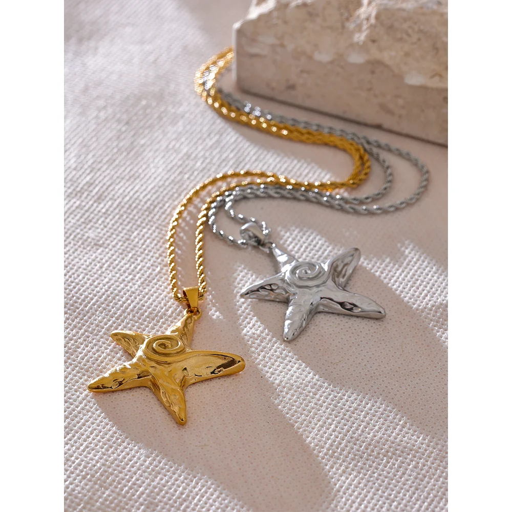 Star necklace in gold-plated 316L stainless steel.