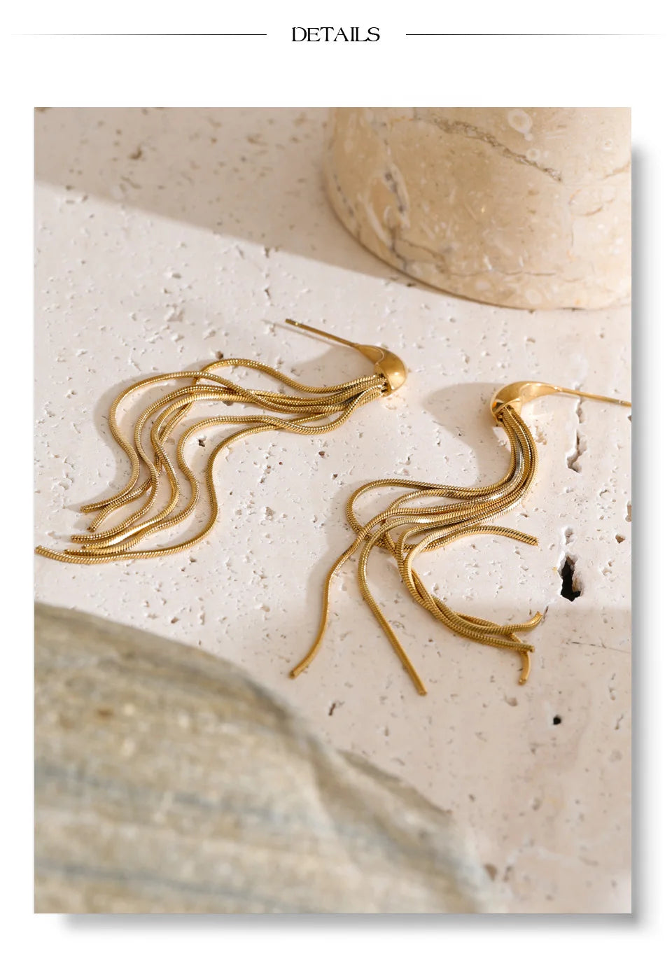 Geometric chain earrings in gold-plated stainless steel.
