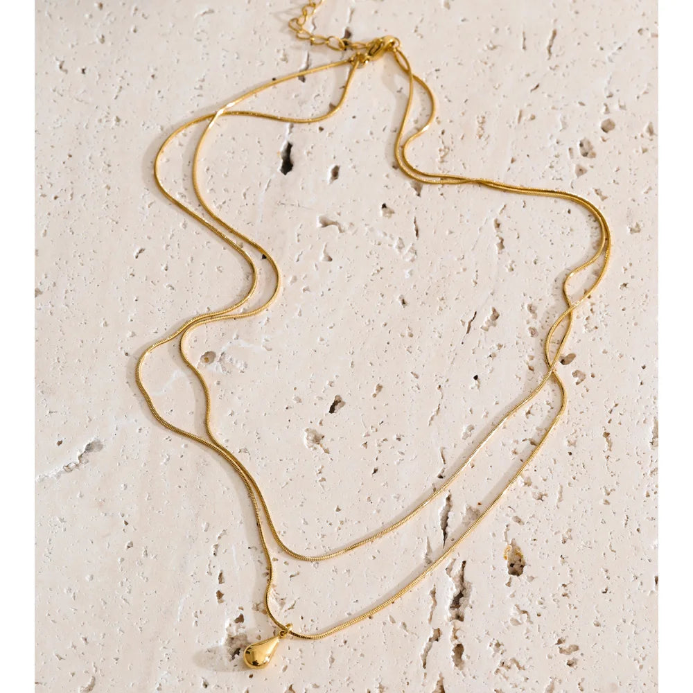 Geometric chain necklace in gold-plated stainless steel.
