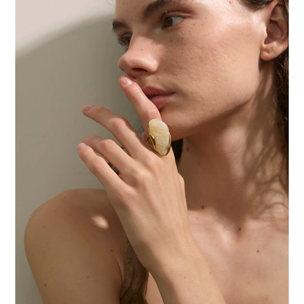 Green resin geometric ring in 18K gold-plated stainless steel with resin.