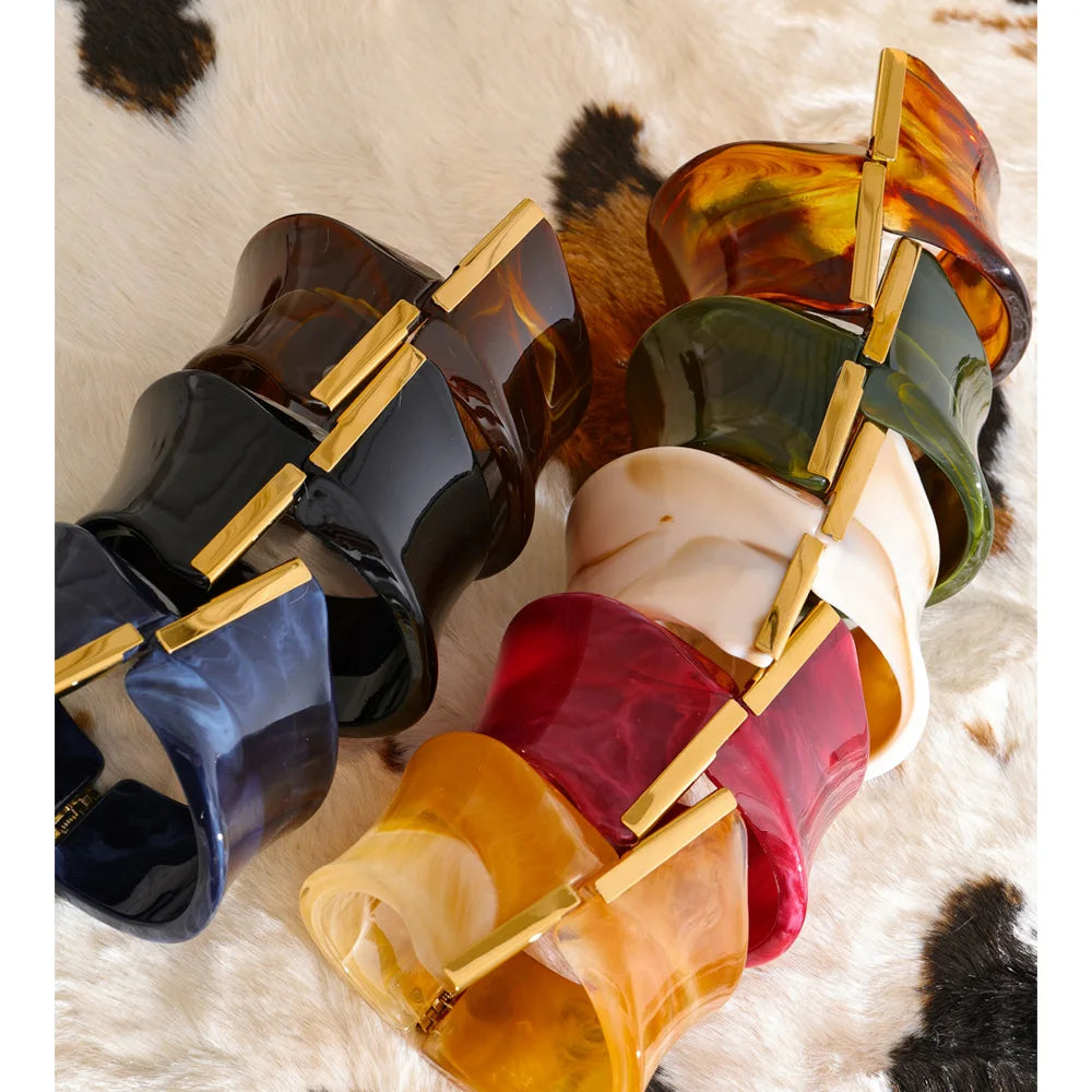 Resin acrylic multi-color bracelet in gold-plated stainless steel with resin and acrylic.