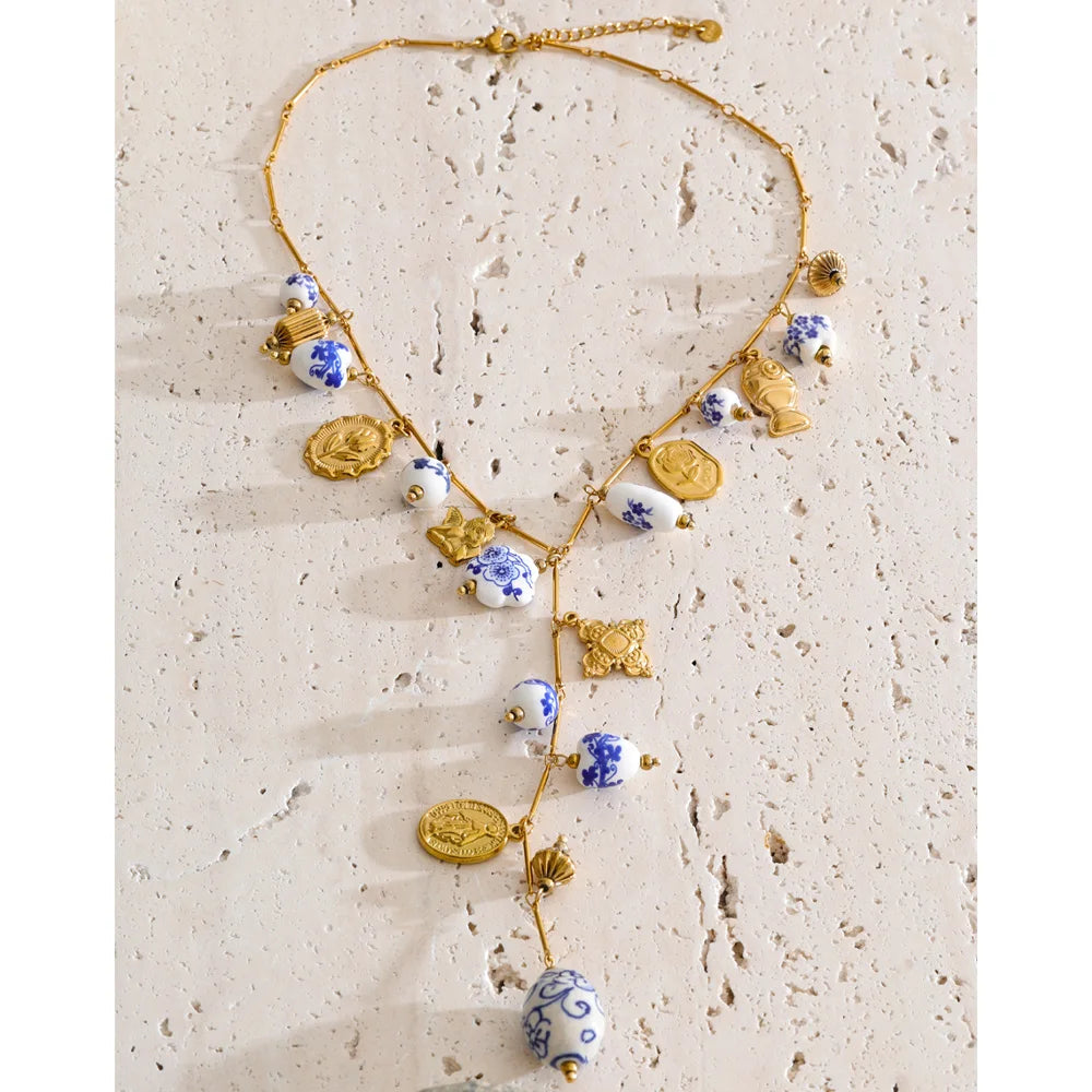 Heart flower necklace in gold-plated stainless steel.
