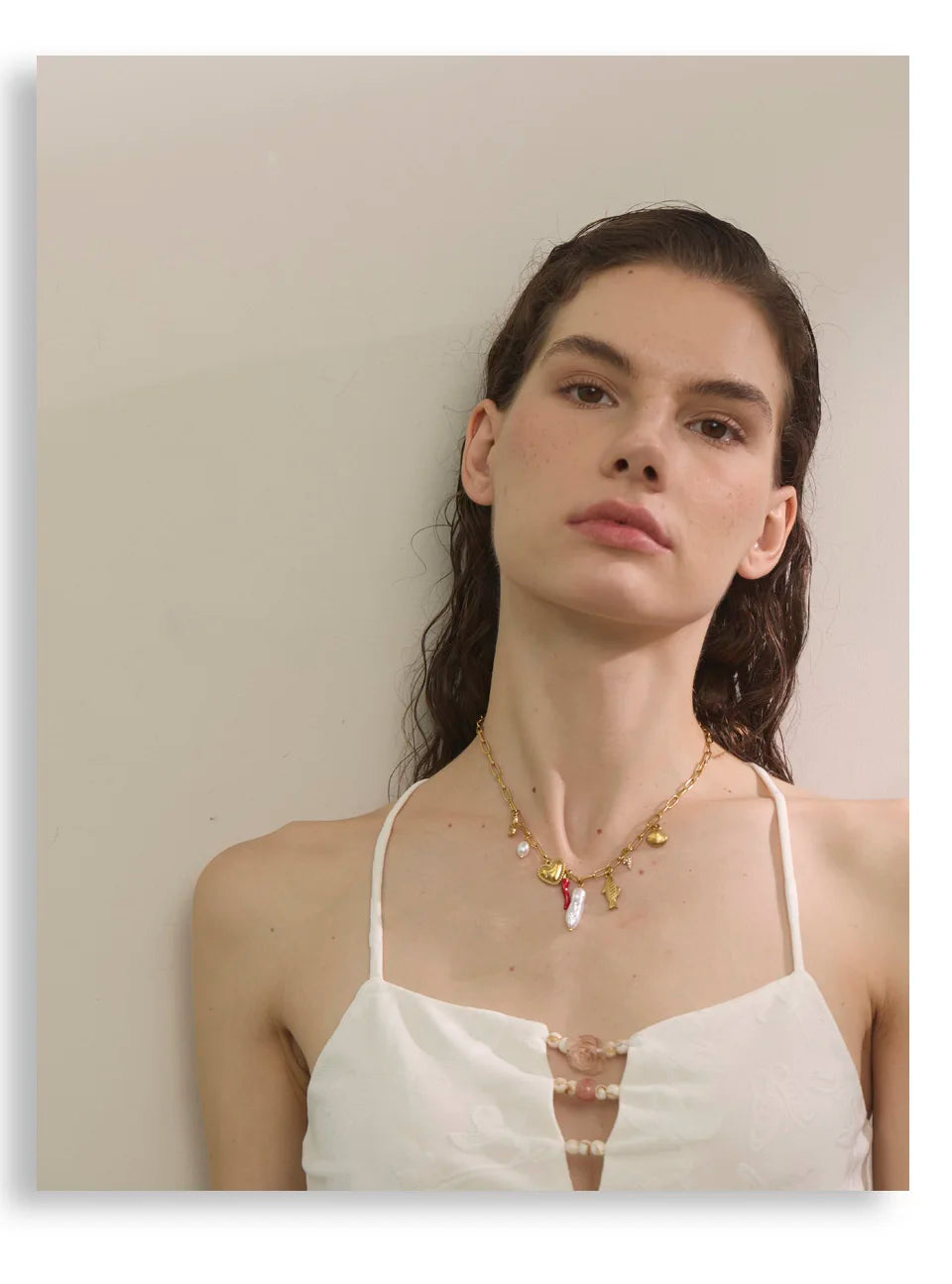 Pearl shell flower necklace in gold-plated stainless steel with pearl and shell.