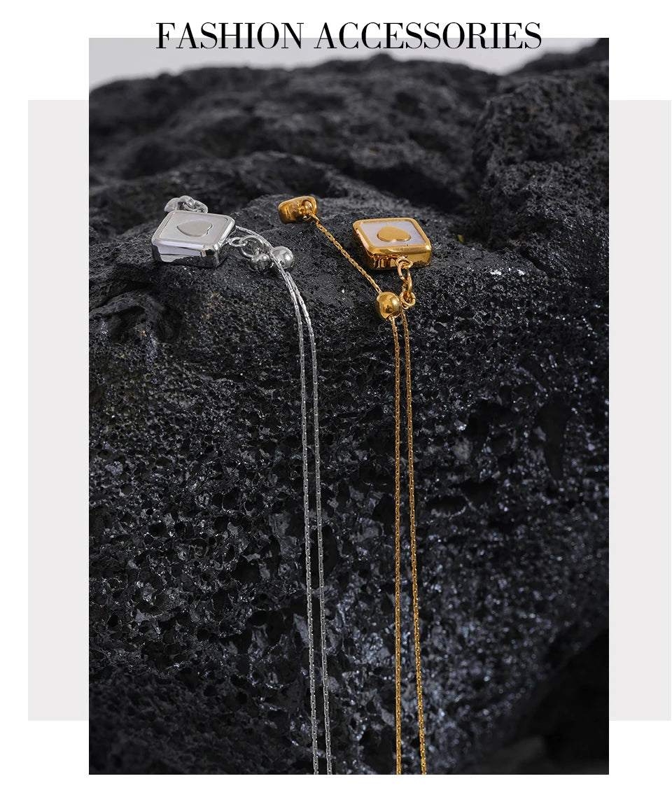 Shell heart geometric necklace in gold-plated stainless steel with shell.