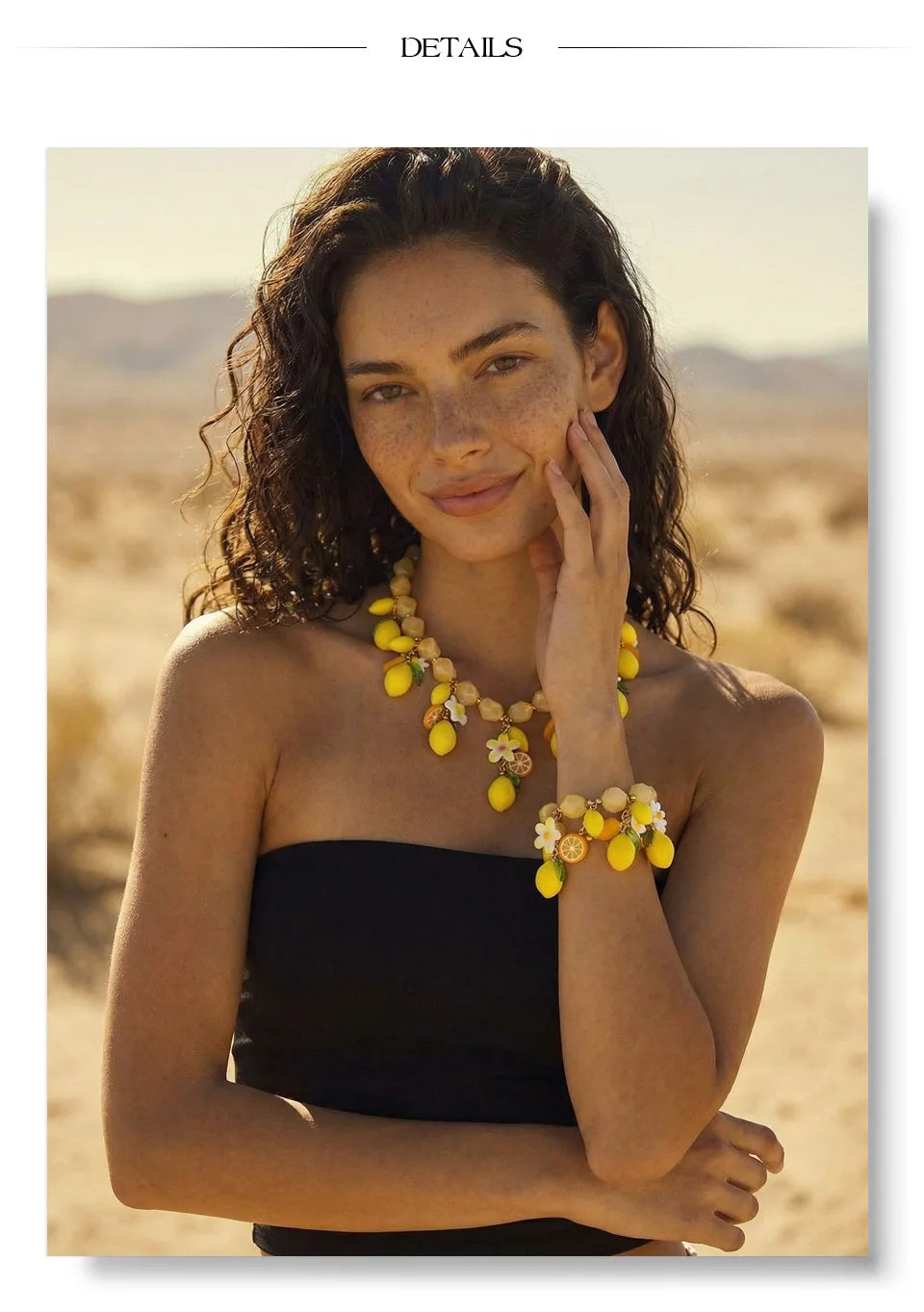 Resin geometric necklace in gold-plated stainless steel with resin.
