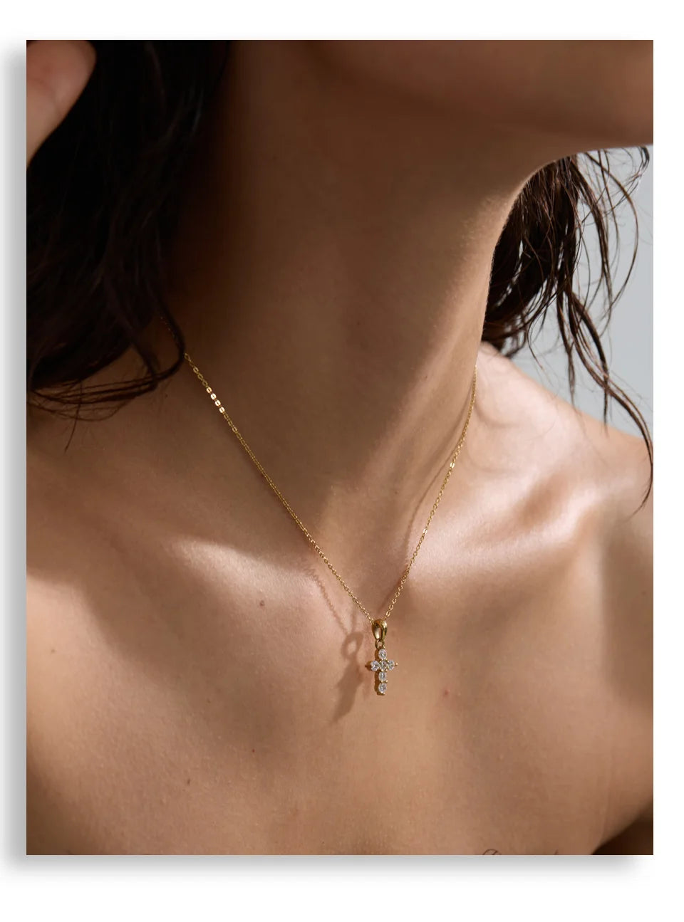 Cubic zirconia cross necklace in gold-plated stainless steel with cubic zirconia.