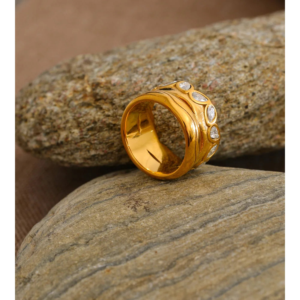 Cubic zirconia geometric ring in 18K gold-plated stainless steel with cubic zirconia.