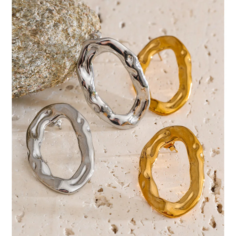 Geometric earrings in gold-plated stainless steel.