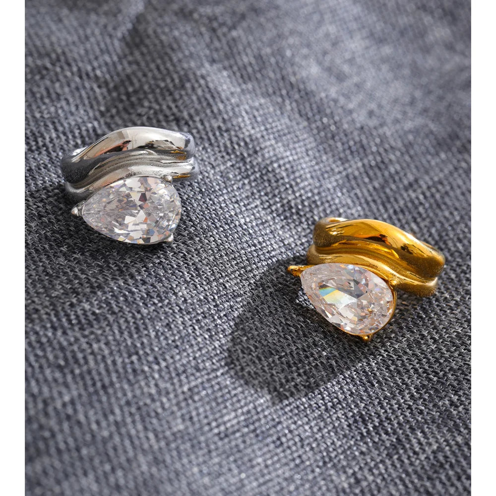 Cubic zirconia geometric ring in 18K gold-plated stainless steel with cubic zirconia.