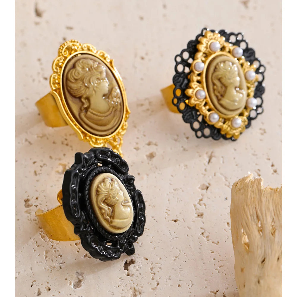 Pearl resin geometric ring in 18K gold-plated stainless steel with pearl and resin.